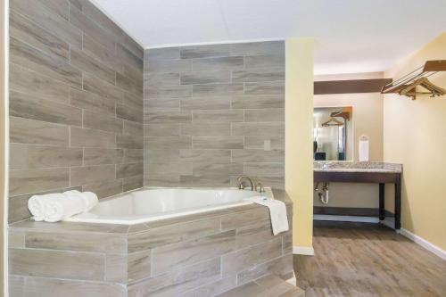 rodeway inn and suites monroeville pittsburgh