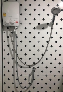 Momento House,,2 star