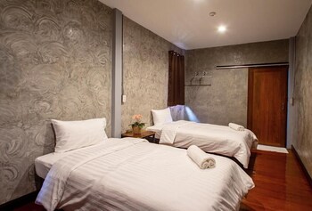 Momento House,,2 star