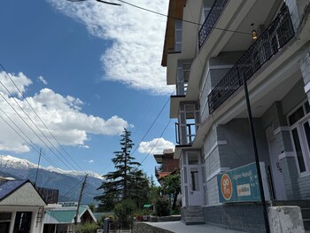 hotel alpine himalayan view manali