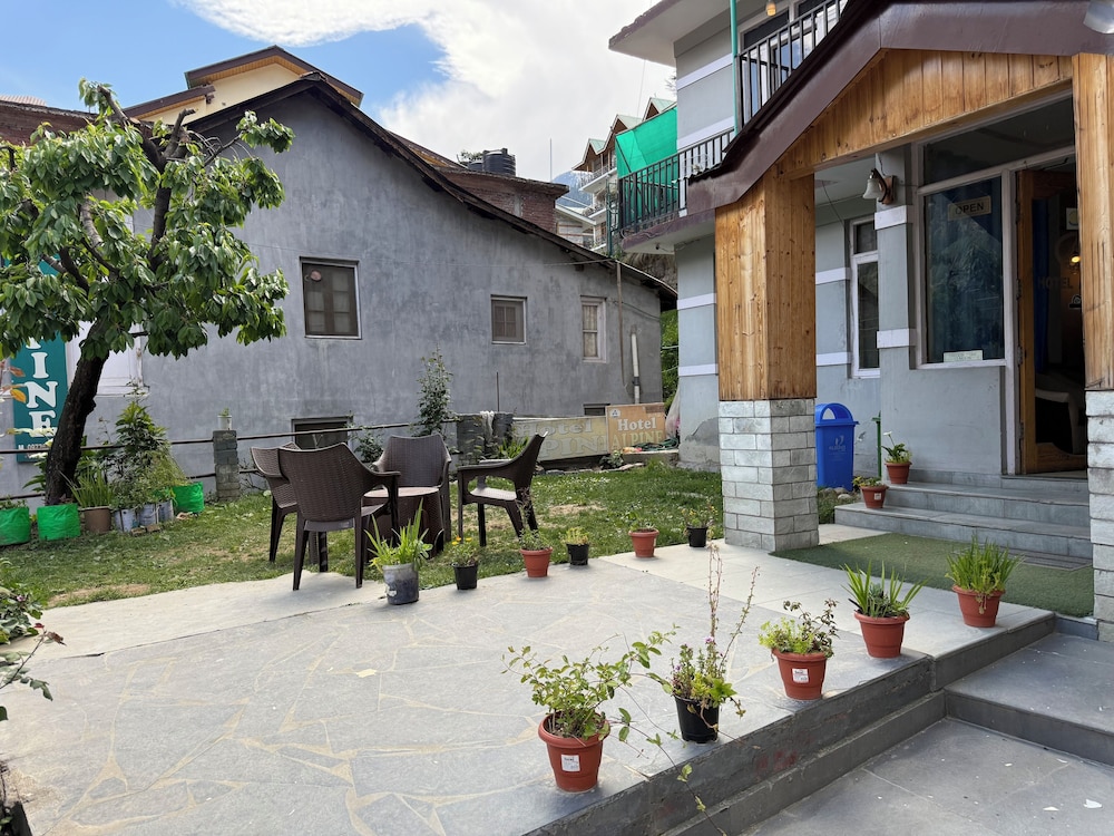 hotel alpine himalayan view manali