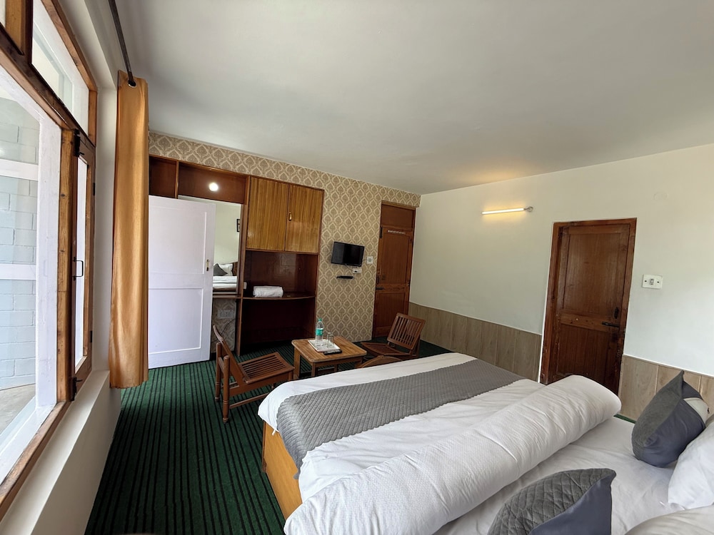 hotel alpine himalayan view manali