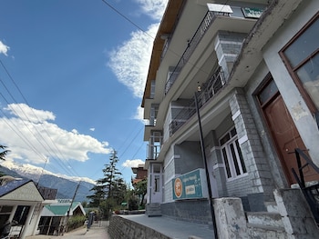 hotel alpine himalayan view manali