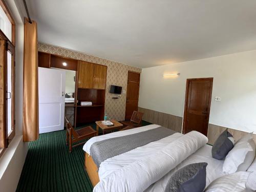 Hotel Alpine Himalayan View  Manali,,2 star