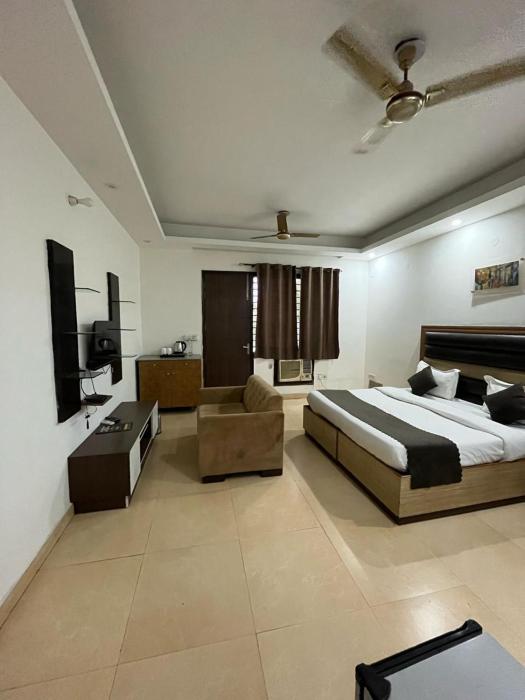 vinayak stay sector 43