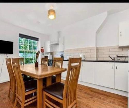 Modern London Apartment With 4 Bedrooms,,3 star