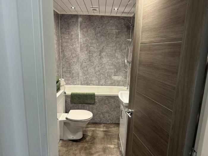 central 3 bed seaside apartment sleeps 5