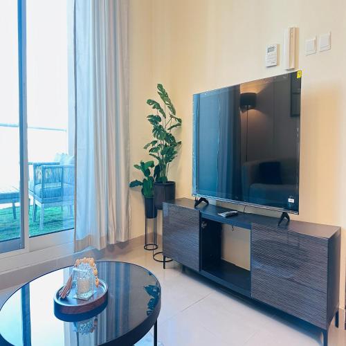 modern 1br w pool and parking at roxana residence