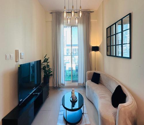 modern 1br w pool and parking at roxana residence