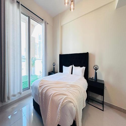 modern 1br w pool and parking at roxana residence