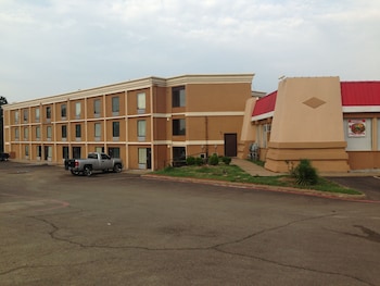 Executive Inn,Near Shadow Lakes Golf Course,3 star