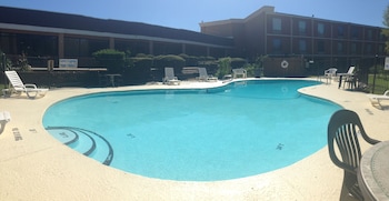 Executive Inn,Near Shadow Lakes Golf Course,3 star
