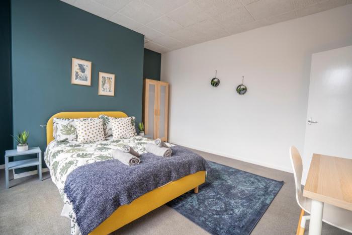 2 bed town centre free parking