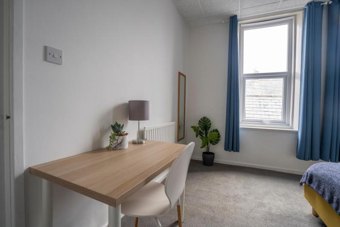 2 bed town centre free parking