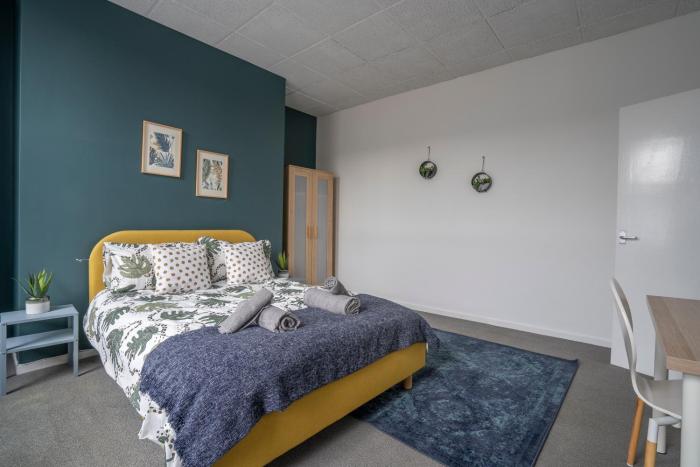 2 bed town centre free parking