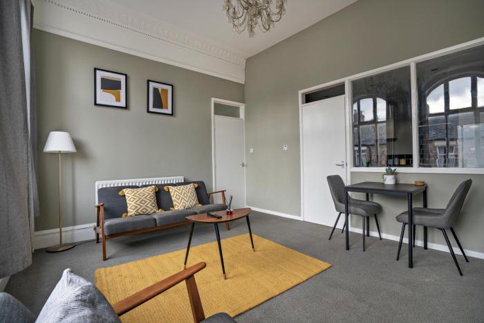 2 bed town centre free parking