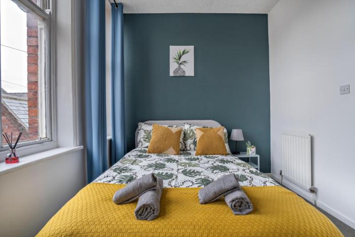 2 bed town centre free parking