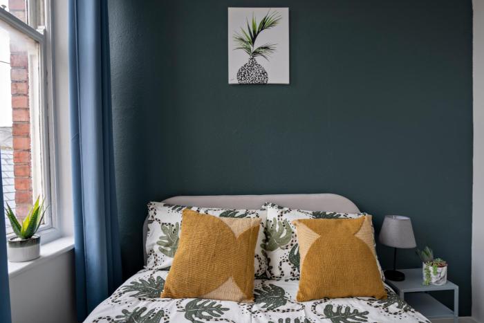 2 bed town centre free parking