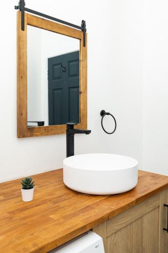 1 Bedroom Apartment-Free Parking,,2 star