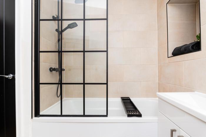 2 bedroom apartment free parking