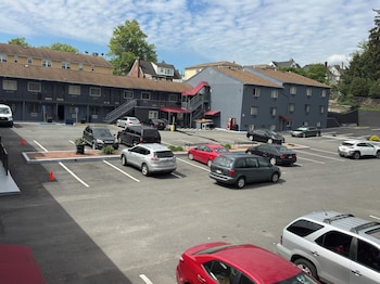 Belleville Motor Lodge,,2 star