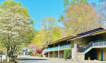 Newfound Lodge On The River,,2 star