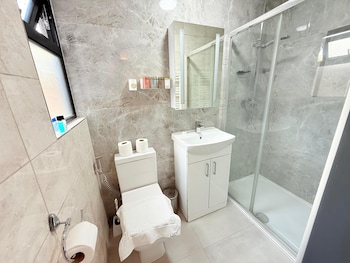 526A Farnham Rd,,2 star