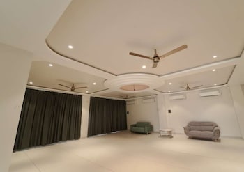 Pandharipuram Palace,,2 star