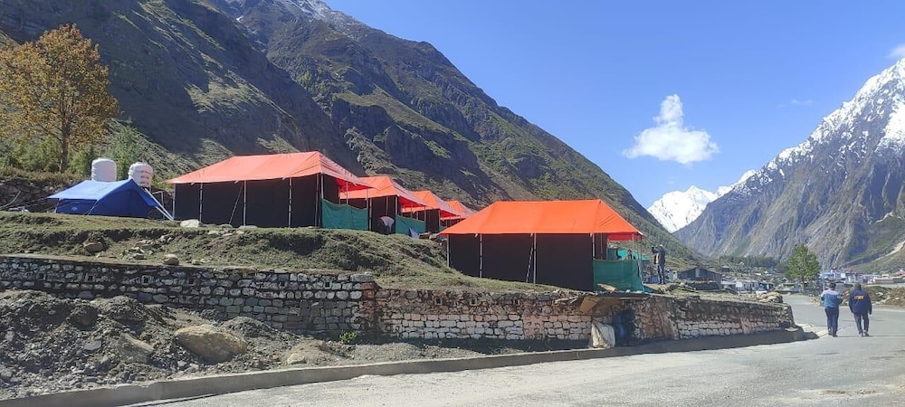 buddy hikers stay badrinath