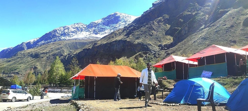 buddy hikers stay badrinath