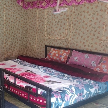 buddy hikers stay badrinath