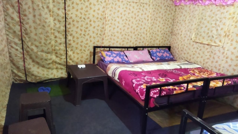 buddy hikers stay badrinath