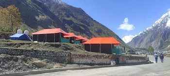 buddy hikers stay badrinath