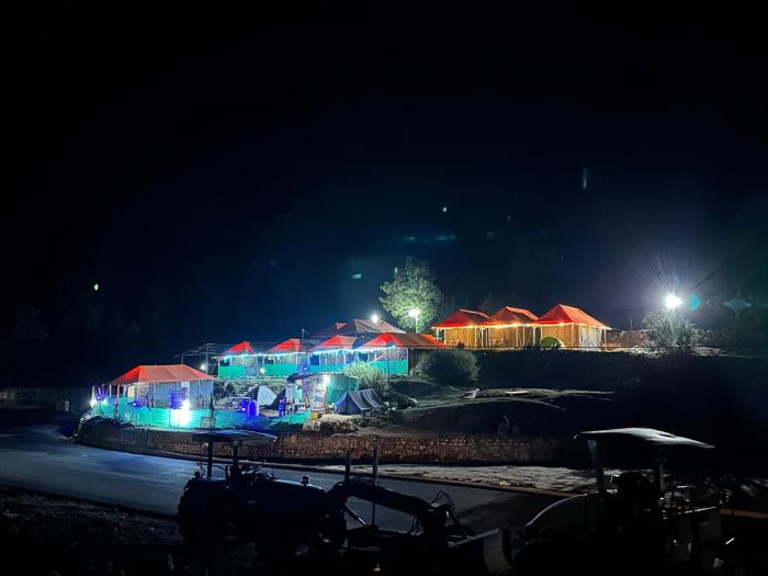 buddy hikers stay badrinath