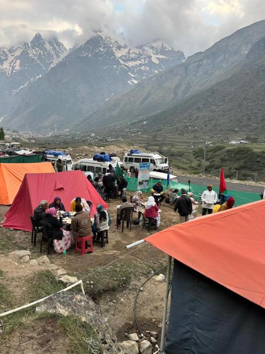 buddy hikers stay badrinath