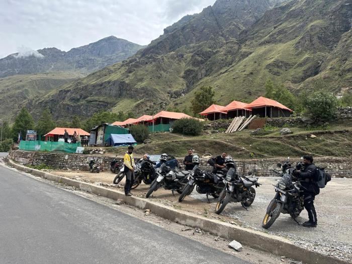 buddy hikers stay badrinath