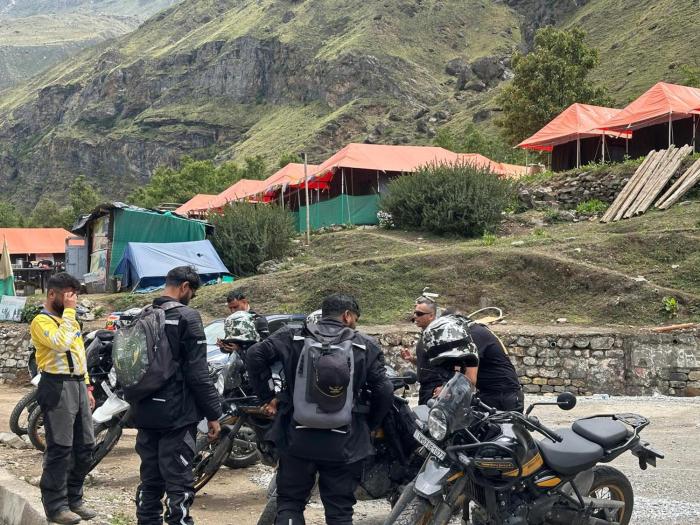 buddy hikers stay badrinath