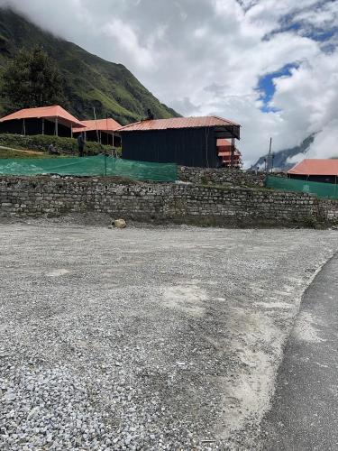 buddy hikers stay badrinath