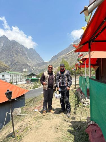 buddy hikers stay badrinath
