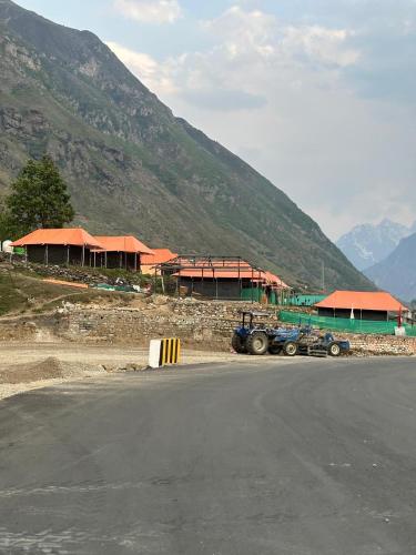 buddy hikers stay badrinath