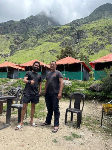 buddy hikers stay badrinath