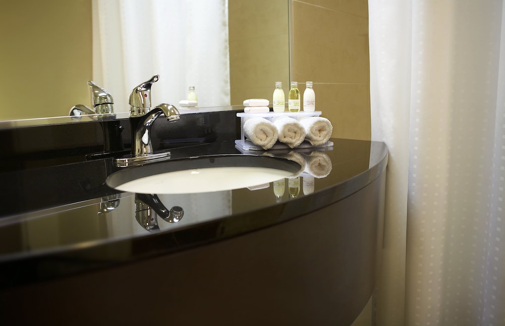 holiday inn hotel and suites montreal airport by ihg