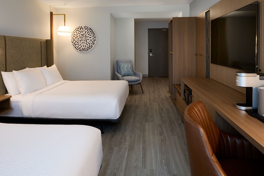 holiday inn hotel and suites montreal airport by ihg