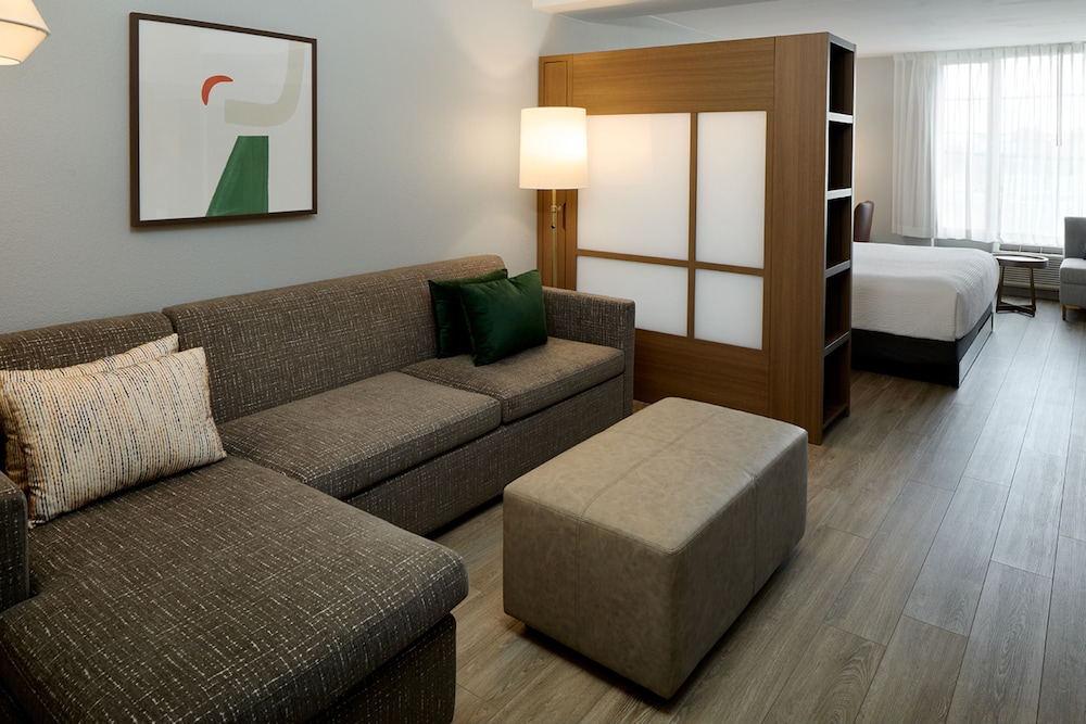 holiday inn hotel and suites montreal airport by ihg
