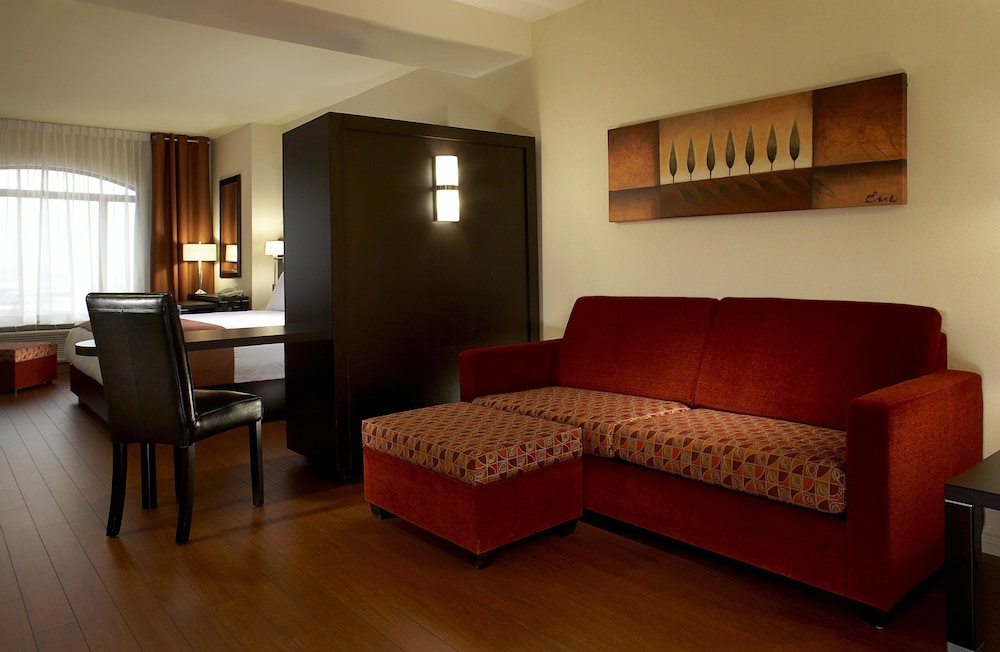 holiday inn hotel and suites montreal airport by ihg