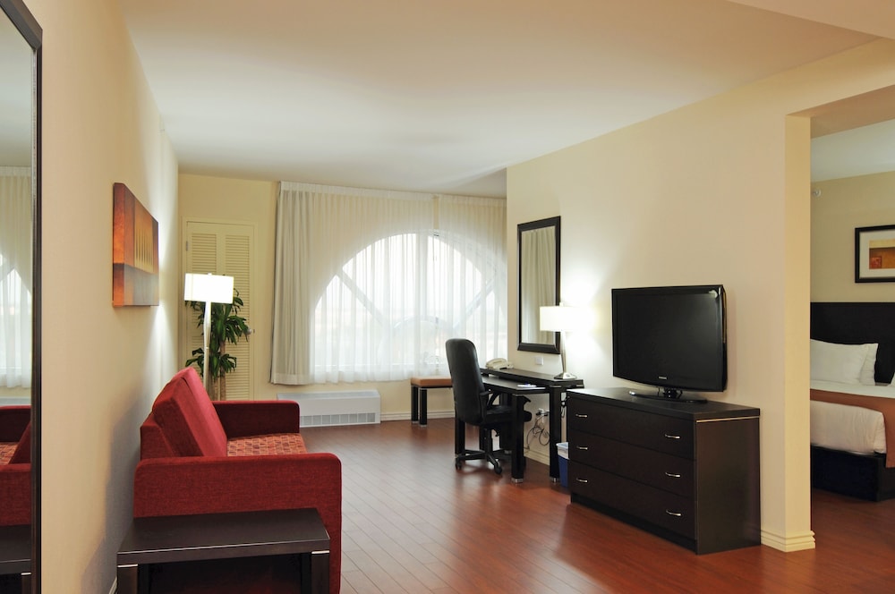 holiday inn hotel and suites montreal airport by ihg