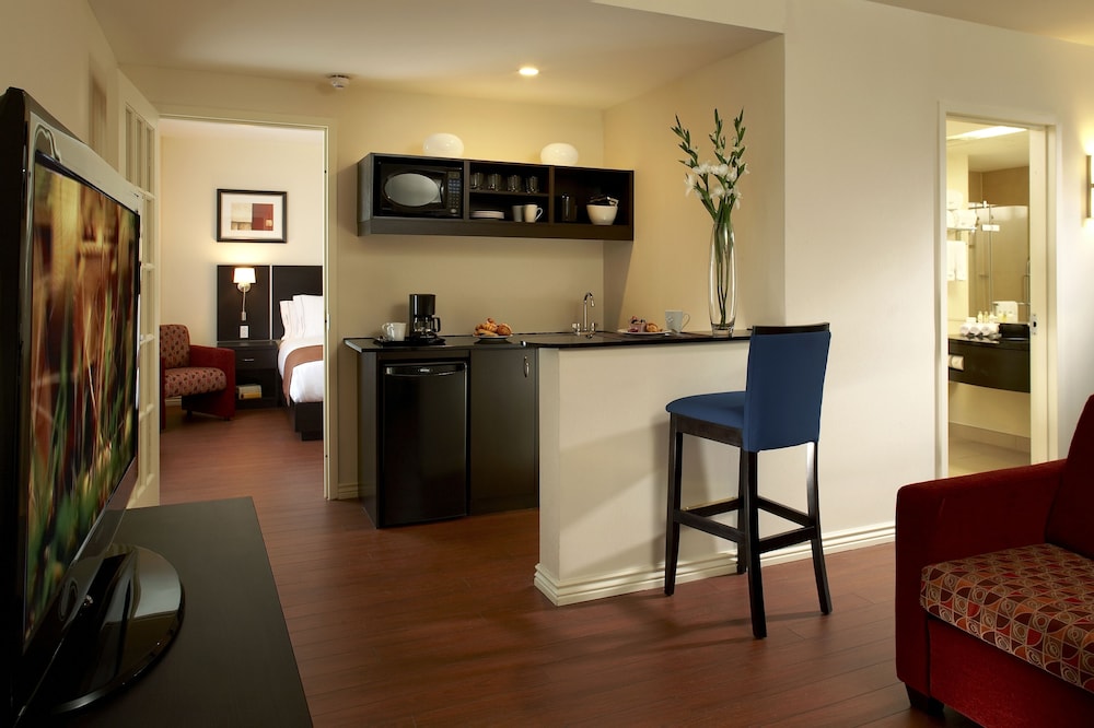 holiday inn hotel and suites montreal airport by ihg