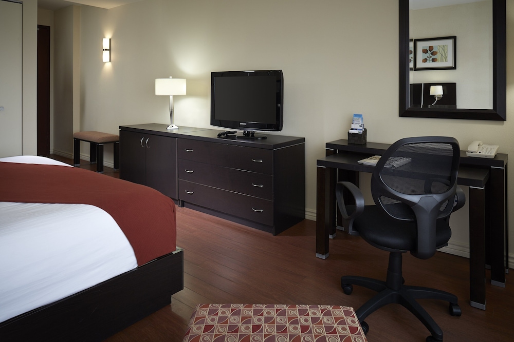 holiday inn hotel and suites montreal airport by ihg