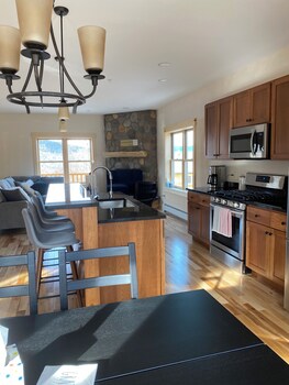 spacious sugarloaf condo