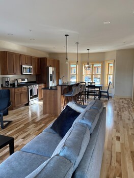 spacious sugarloaf condo